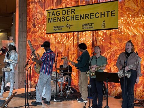 Auf dem Bild sind die Band von Mjalisus & Kayro auf der Bühne in Ingolstadt zu sehen.